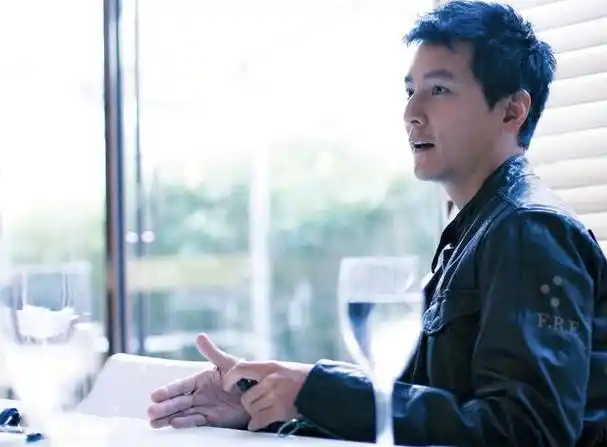 4月6日是吴彦祖与其混血妻子lisa s的结婚十周年纪念日,吴彦祖也赶在