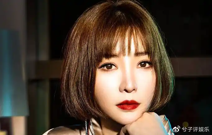 柳岩焦糖色光影大片曝光短发清丽身姿绰约