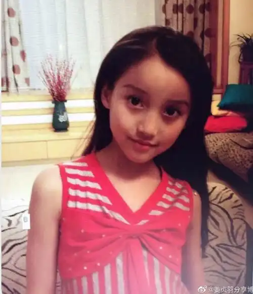 姜贞羽小时候可爱照片,她为什么改名之前叫什么?
