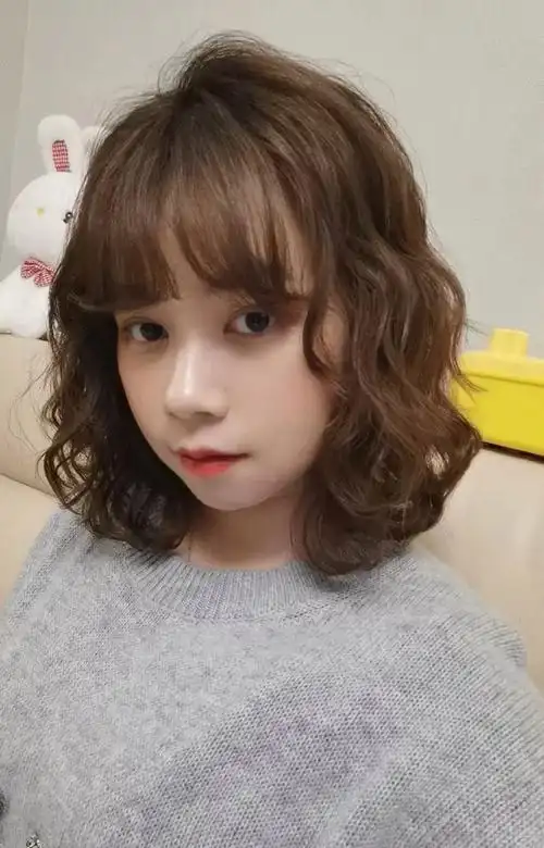 中长发梨花烫打理教程
1洗完头用梳子梳顺
用毛巾往上抓擦到不