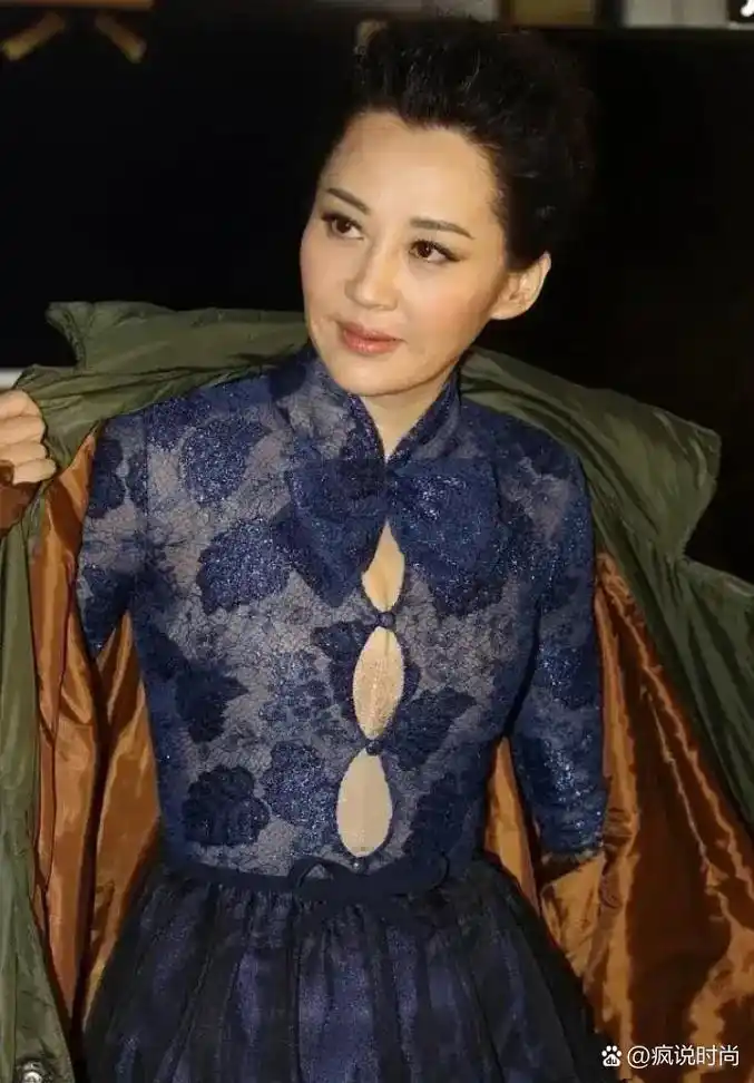 万万没想到,蒋勤勤这件改良版旗袍,许晴也穿过同款耶!