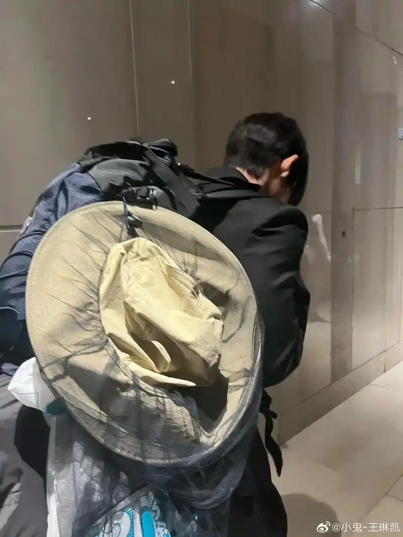 妈我出去鬼混了哈哈哈哈哈好搞笑的背影#小鬼王琳凯 #嗨放派 - 抖音