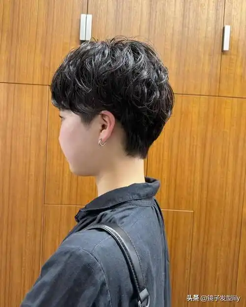 女士短发别乱整,蓬松烫刚刚好,不夸张很时尚_发型_女性_魅力