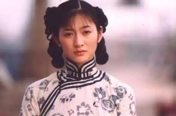 在前段时间的年代剧《我们的日子》里,李小冉也扎起了双马尾.