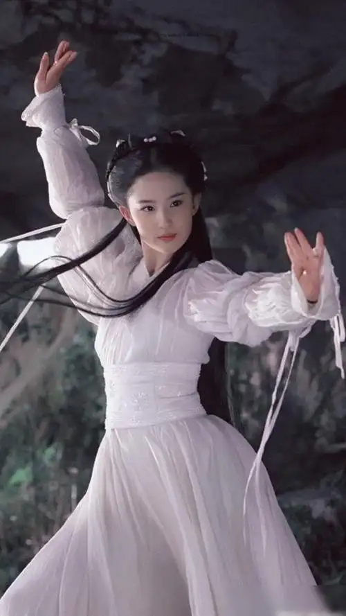 刘亦菲在《神雕侠侣》中饰演的小龙女让人眼前一亮,不论是造型还是