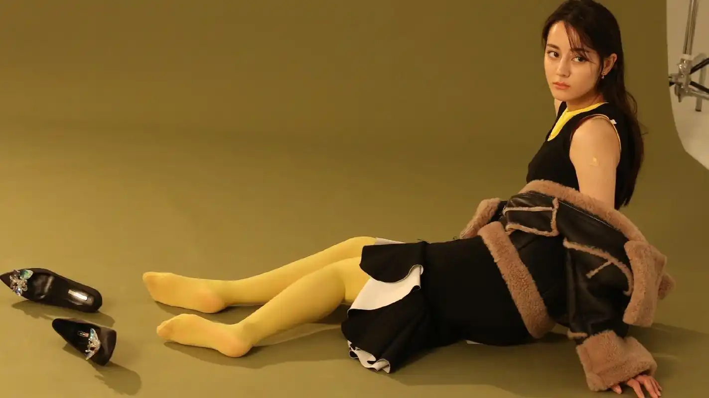 迪丽热巴  性感丝袜包裹美腿玉足,你能顶得住吗