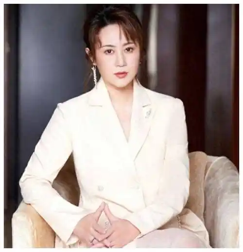 他们很快就宣布了婚讯,而马丽看到丈夫对她充满爱意,两人经过一段时间