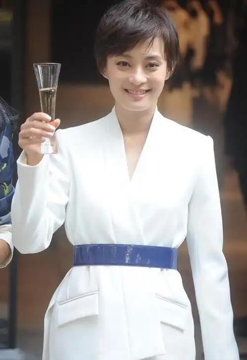 孙俪瘦过头了,西装都撑不起来,系上腰带还这么松垮