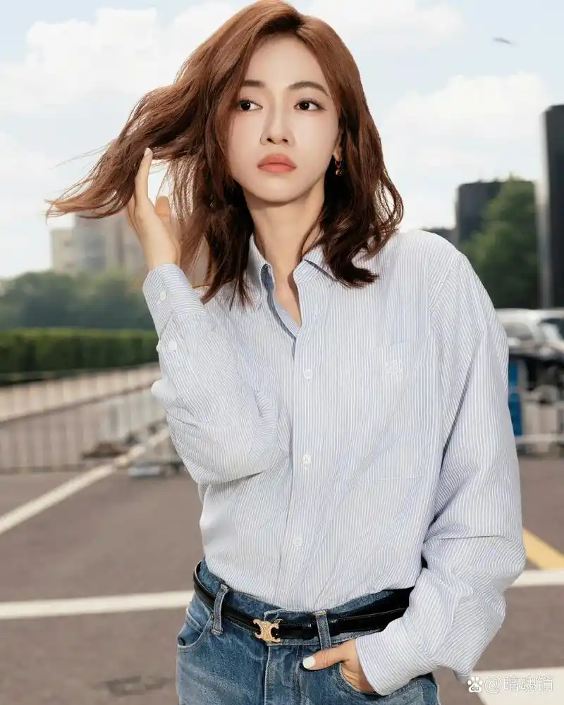 吴谨言今日份品牌大片,蓝色条纹衬衫搭配牛仔裤,真的是太美了,黄色