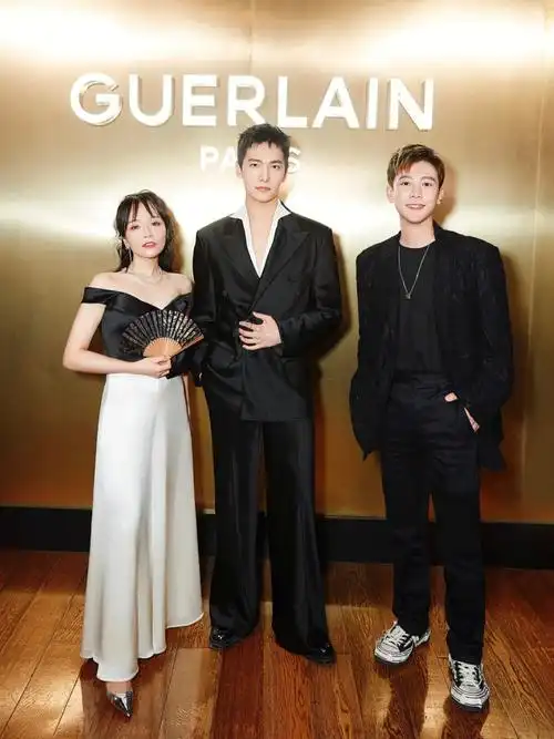 一图二是时隔三年和他的合照,还是那么帅～#香水瓶也有高颜值  #杨洋