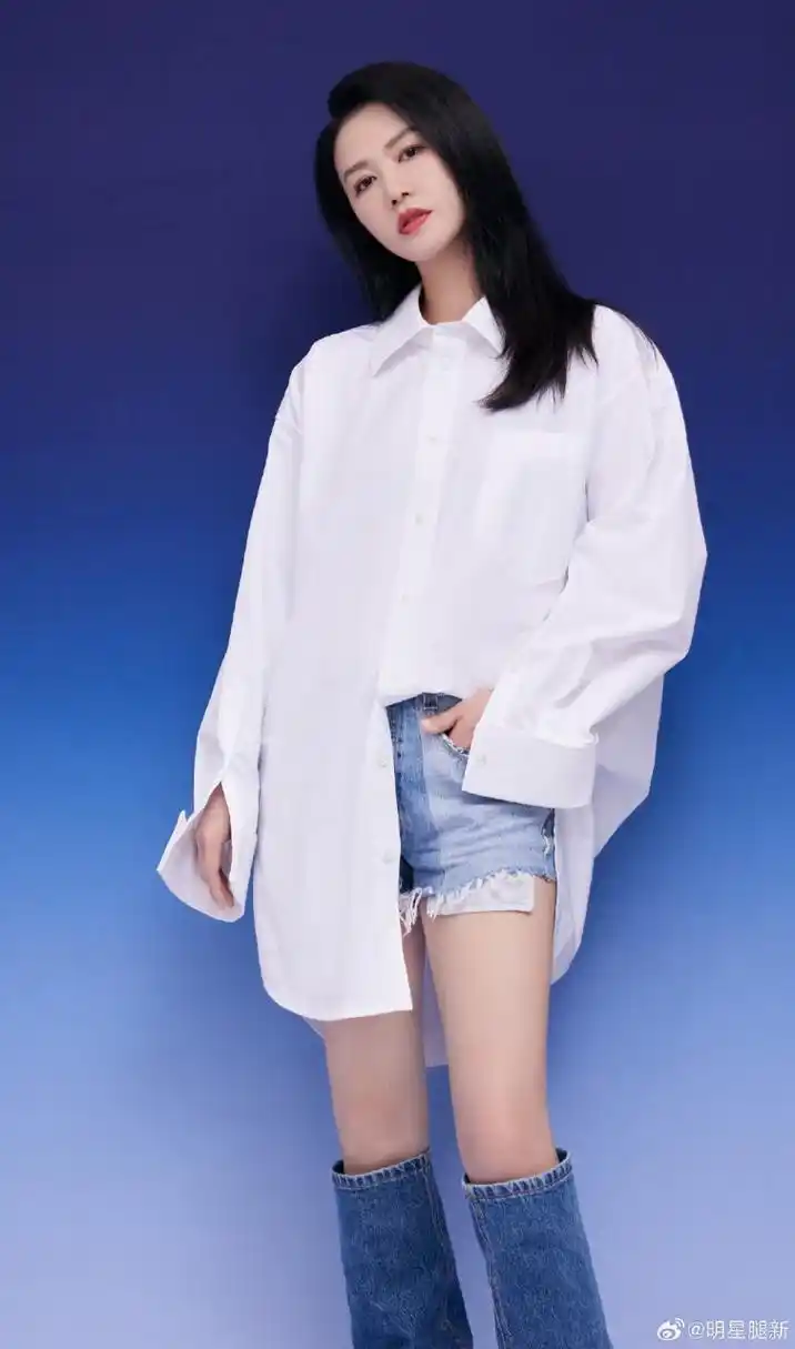 谭维维穿牛仔热裤配尖头长靴大腿带