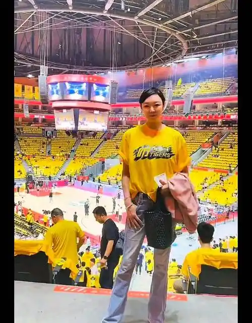 cba胡明轩妈妈亮相观众席!51岁依然如少女,穿牛仔裤秀自拍
