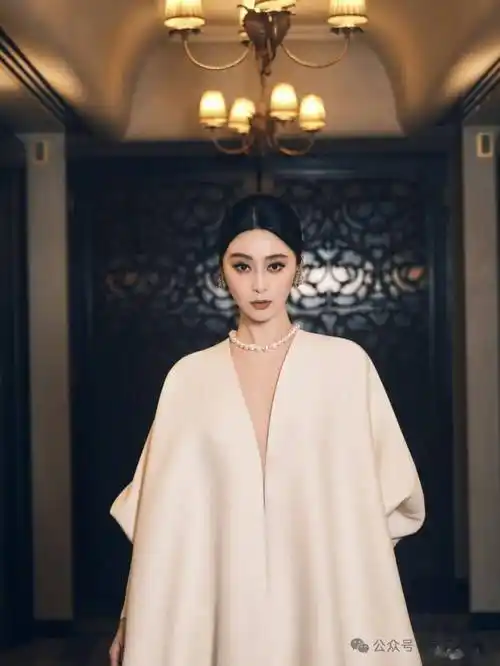 斜上方延伸钻石花穗,清新又灵动;可圈可点的当属范冰冰这次佩戴的珠宝