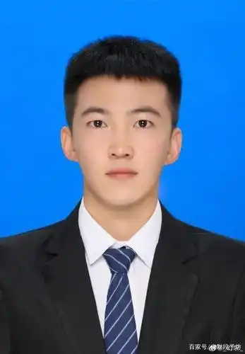 "无意间发现女朋友的高中素颜证件照后……"