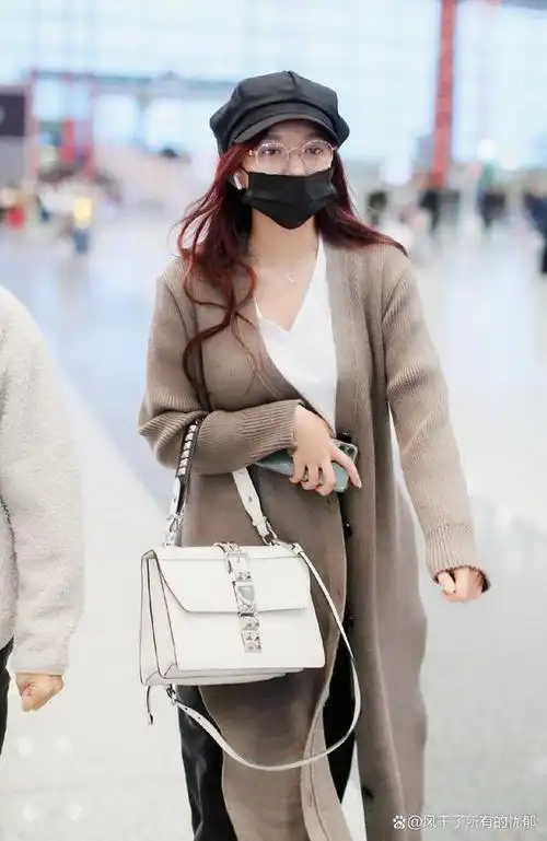 程潇清晨走机场,一身大开叉长针织衫,长腿依旧吸睛,憔悴也时髦