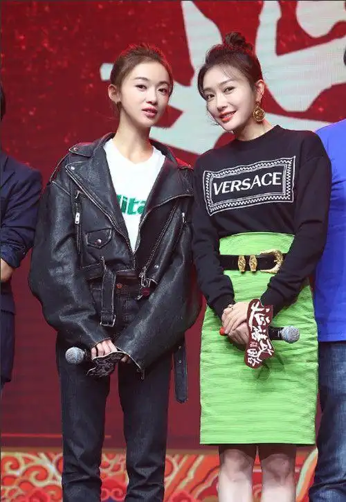 吴谨言与李沁撞衫穿同一款白t恤令妃香妃你选谁