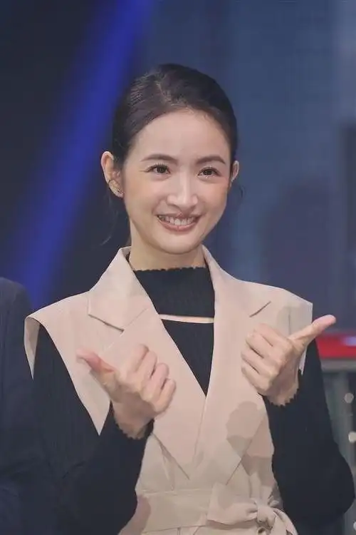 40岁林依晨近状曝光,晒纯素颜照庆出道21周年,无美颜修图零瑕疵