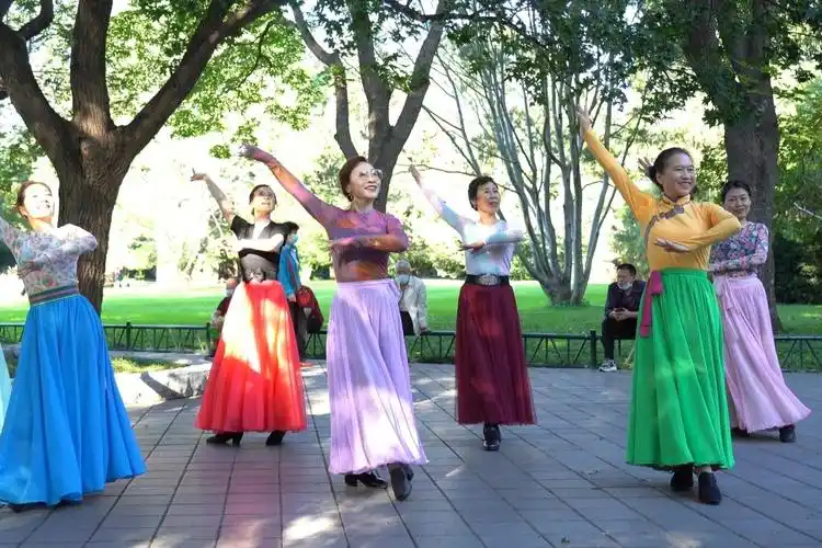 广场舞《我的玫瑰卓玛拉》藏族风情,蔡老师领跳,百看不厌