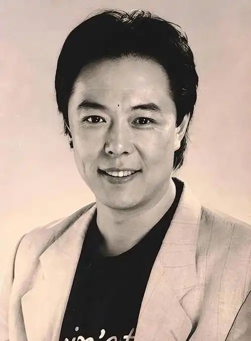 从《还珠格格》走红的张铁林曾经是演艺圈的大红人,备受瞩目.