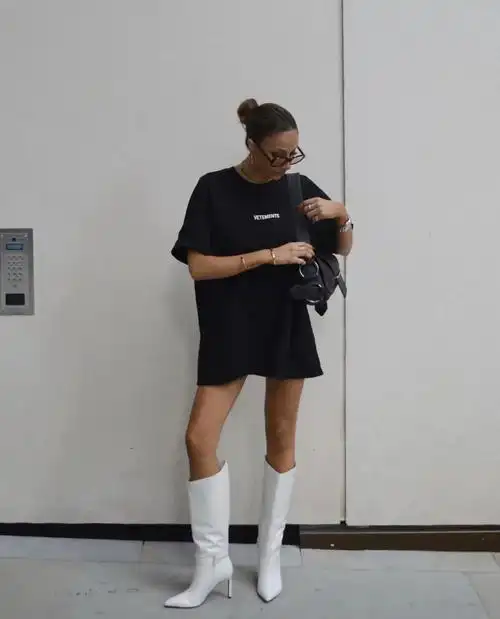 带有barbiecore 美学的套装裙搭配上白色长靴,甜美精致的像芭比娃娃.