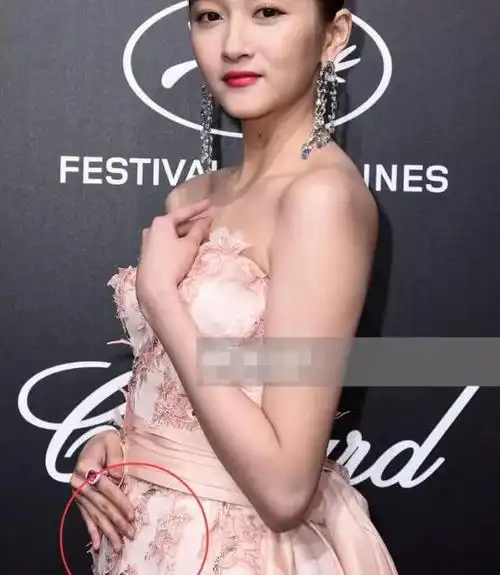 关晓彤戛纳晚宴生图曝光手捂肚子缺乏美感小腹隆起赘肉明显