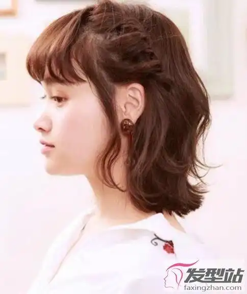 女生短发耳侧编发造型 这样编发俏皮活泼不单调_发型站_最新流行发型