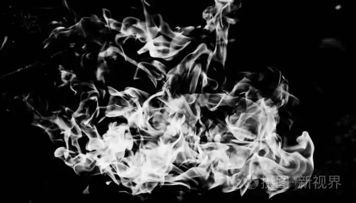黑色背景上的白色烟雾火焰照片-正版商用图片14d4m3-摄图新视界