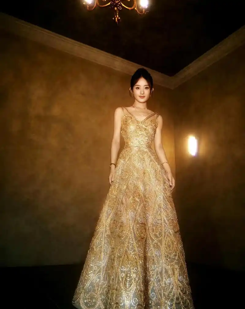 今晚的赵丽颖,身穿金色的elie saab高定礼服,完美.