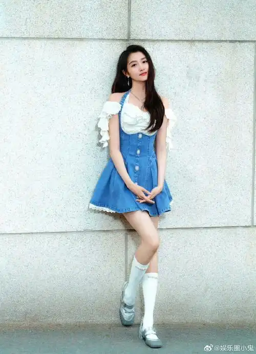 青春正当时,今晚关晓彤一身牛仔短裙出席活动,太飒了.#关晓彤牛仔裙