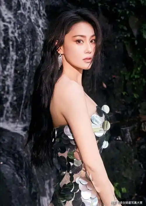 【张馨予性感写真】银色鳞片抹胸裙,婀娜多姿,elle风尚大典_china