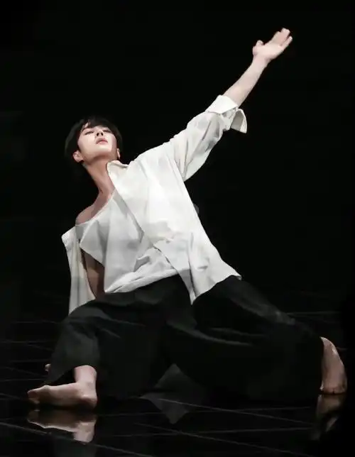 王一博脚底黢黑##王一博晒白衬衫照祝大家元旦快乐