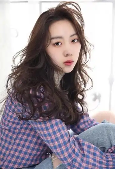 瘦脸女生烫头发造型图片 复古风情的长卷发打造 - 发型设计 - 领啦网