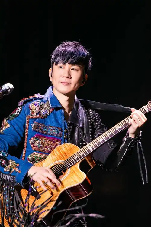 林俊杰"圣所2.0"巡演杭州首唱 被观众热情感动一度哽咽