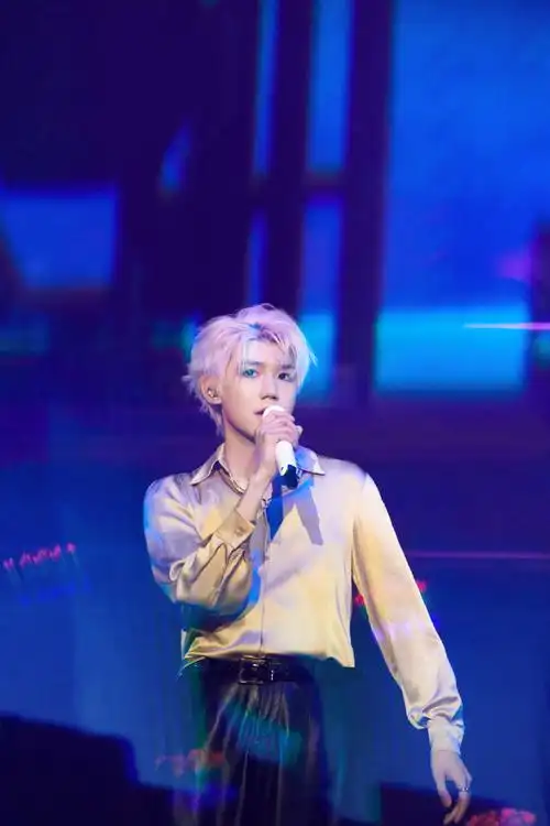 王源头发漂的都滋毛了