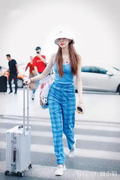 宋妍霏机场街拍 身穿背心下搭格纹裤满满夏日气息