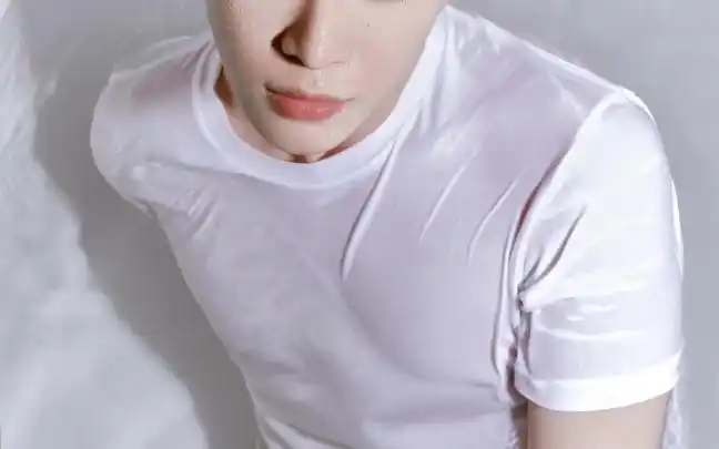 范丞丞浴缸湿身图频纯白色衬衫浴缸腹肌