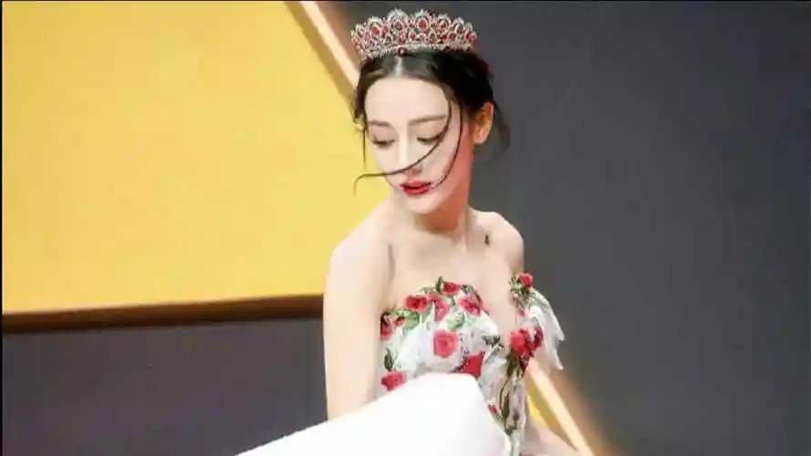 迪丽热巴6种经典礼服造型星光大赏的玫瑰庄园造型惊艳全场