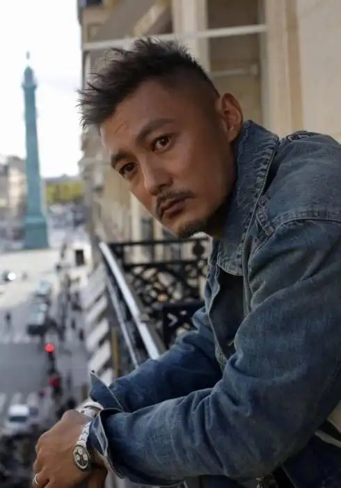 余文乐当爸爸之后胡子全白了他还在努力扮酷但看得出真的老了