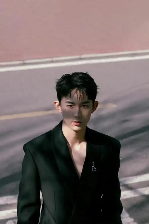 郭俊辰最新西装写真大片!黑色深v西装,高级又性感