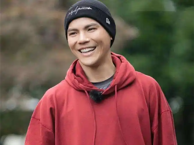 向佐与郭碧婷牵手出街,向太梦想成真,不过谁注意男方的表情了