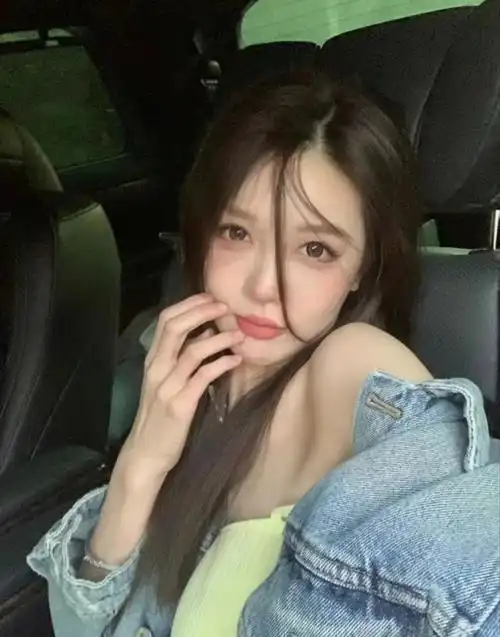 许凯前女友彭王者晒照引争议,被质疑打擦边球,曾拒绝过王思聪