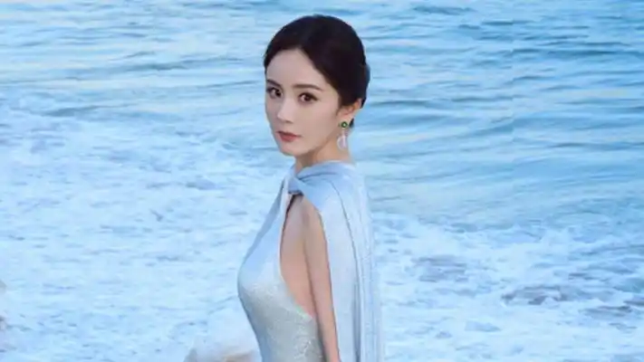 杨幂闪耀蓝裙 海边美人鱼与海风共舞 优雅适然在家复刻"糟粕醋火锅"等