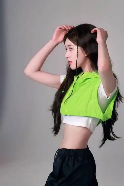 赵露思运动风造型活泼热烈,穿露腰上衣大秀马甲线_活力_魅力_照片