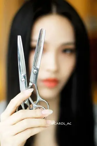 女生自己剪头发图解