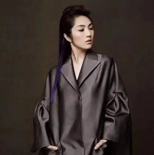 杨千嬅注入了她真挚的情感,跟人山人海的合作更见默契,林夕,黄伟文两