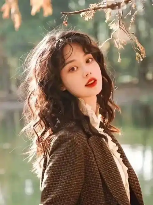 各种复古小卷毛,和秋天整个搭住了_卷发_发型_气垫