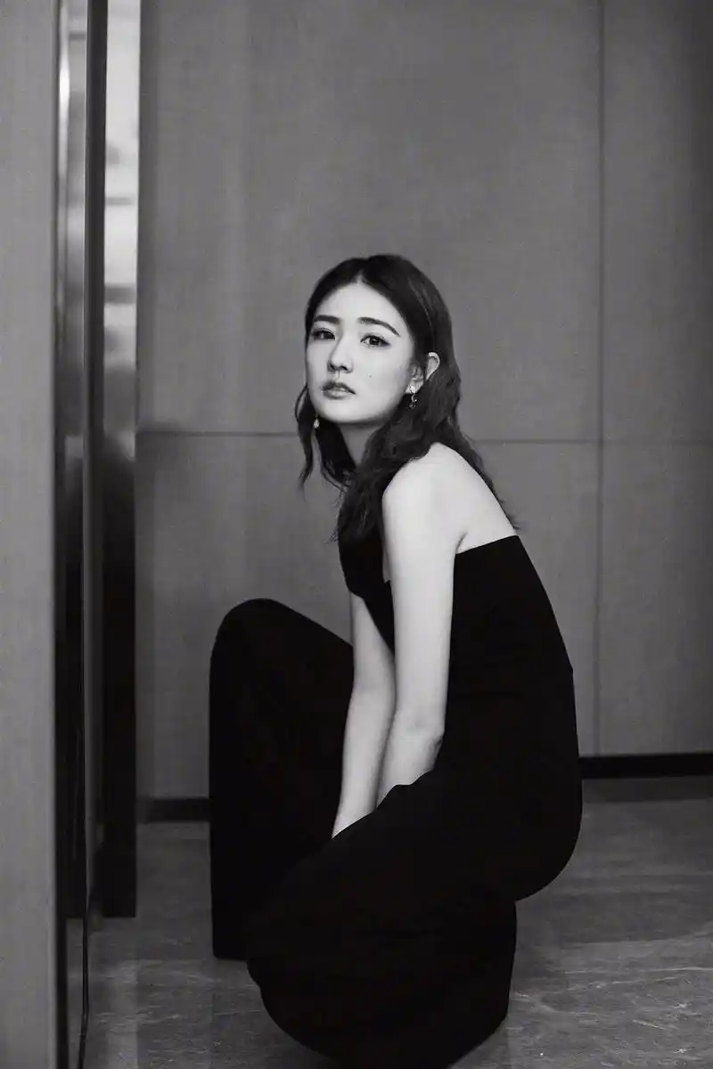 拒绝单调黑白片,徐璐照出高级感,让人过目不忘