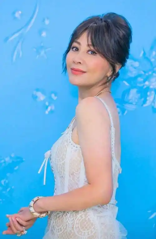 刘嘉玲瘦了不少,穿镂空裙配盘发哪像57岁,身旁梁朝伟老了不少_时尚