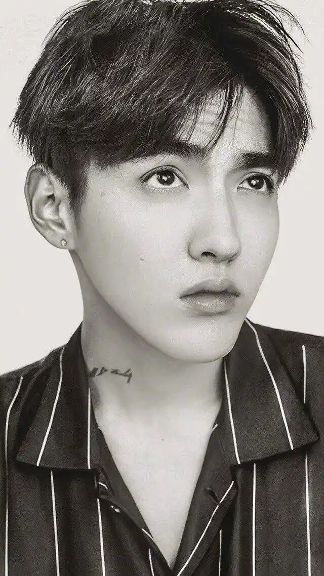 吴亦凡  你是我用尽全力的欢喜,就连上帝都偏心于你,肤色白皙五官精致