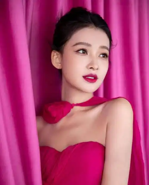 孙怡真"敢"穿这么黑的"火龙果裙",穿起来很有高级感_设计_效果_造型